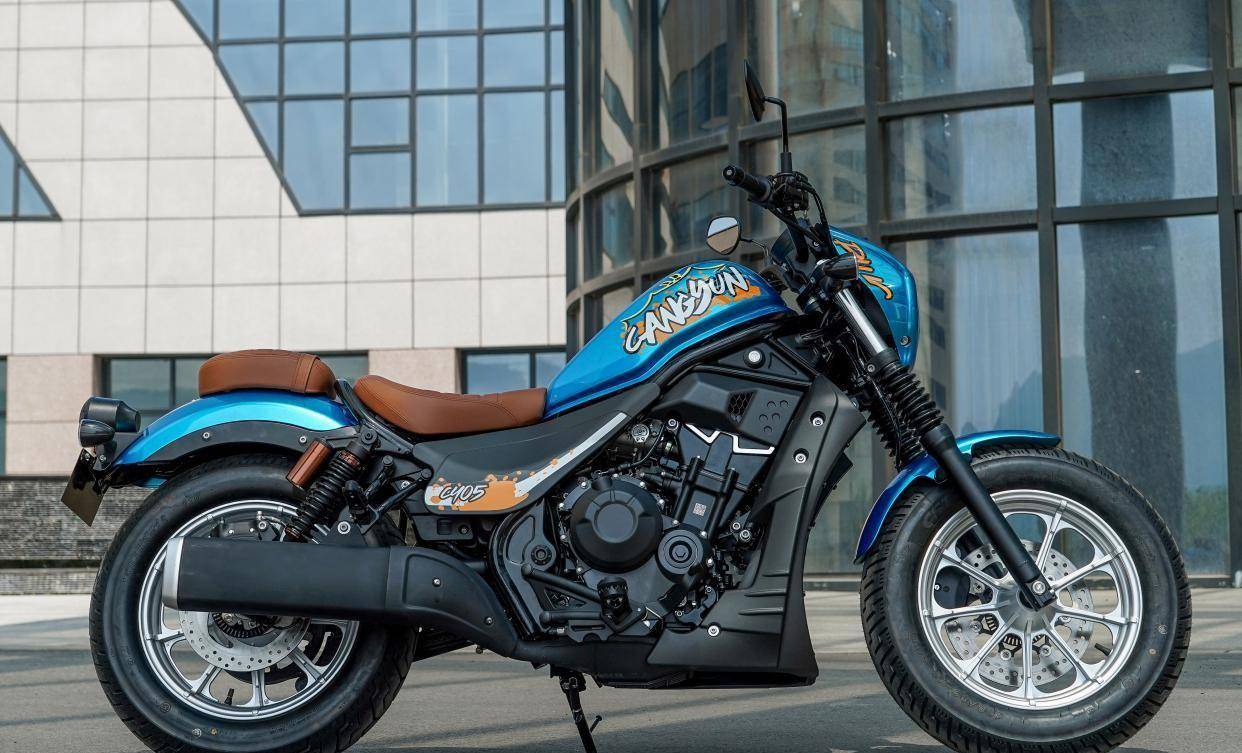 首先从这台老款的香帅苍云500s的老款车上,采用的是隆鑫的老款的ke500