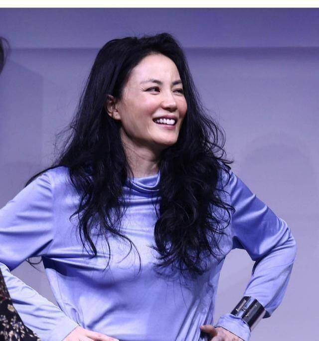 王菲虽然已经48岁了,面对镜头的王菲,依然有不失天真的一面,依然如小