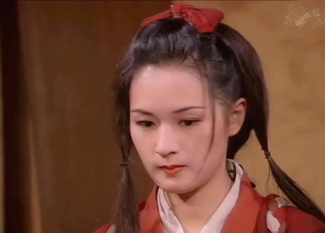 王艳娜,1975年生人,1990年参加亚洲电视举办的"香港美少女大赛"而进入