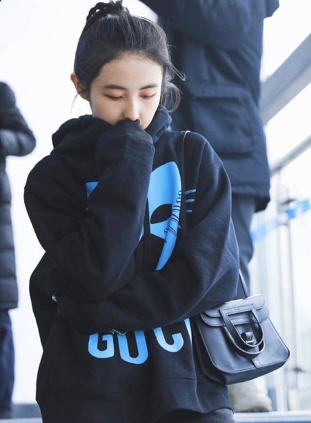 18岁的张子枫是个时髦精,穿搭时尚超越同龄人!_卫衣_工装_女生