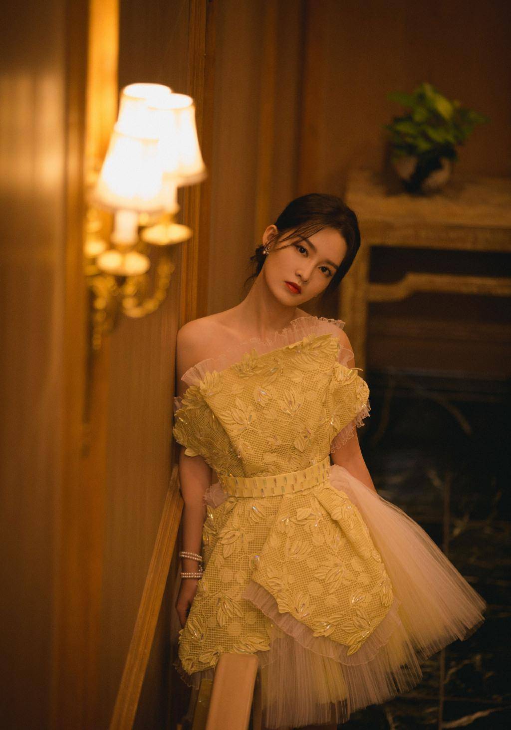 29岁气质美女李沁,甜美笑容融化人心,简约大方的穿搭清新又减龄_设计