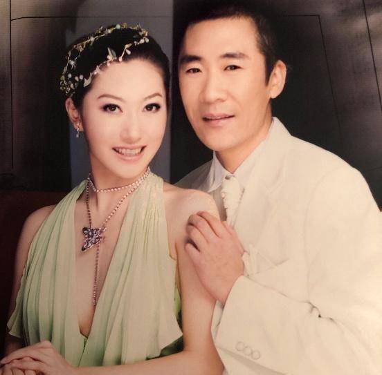 36岁殷旭晒照庆结婚13周年,与老公手握手切蛋糕,坦言眉型变了_章子怡