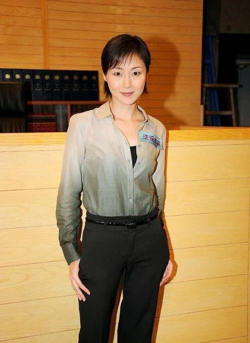 单眼皮的万绮雯,年轻时候漂亮,年华渐去,优雅也越来越迷人_造型_发型