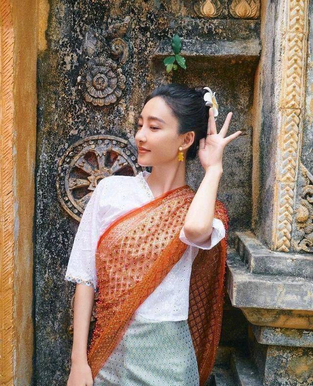 36岁王丽坤晒近照,扎丸子头少女感满满,一双白皙美腿太抢镜了_气质