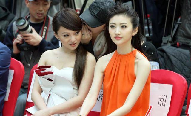 穿白裙时未能艳压橘色短裙的景甜.