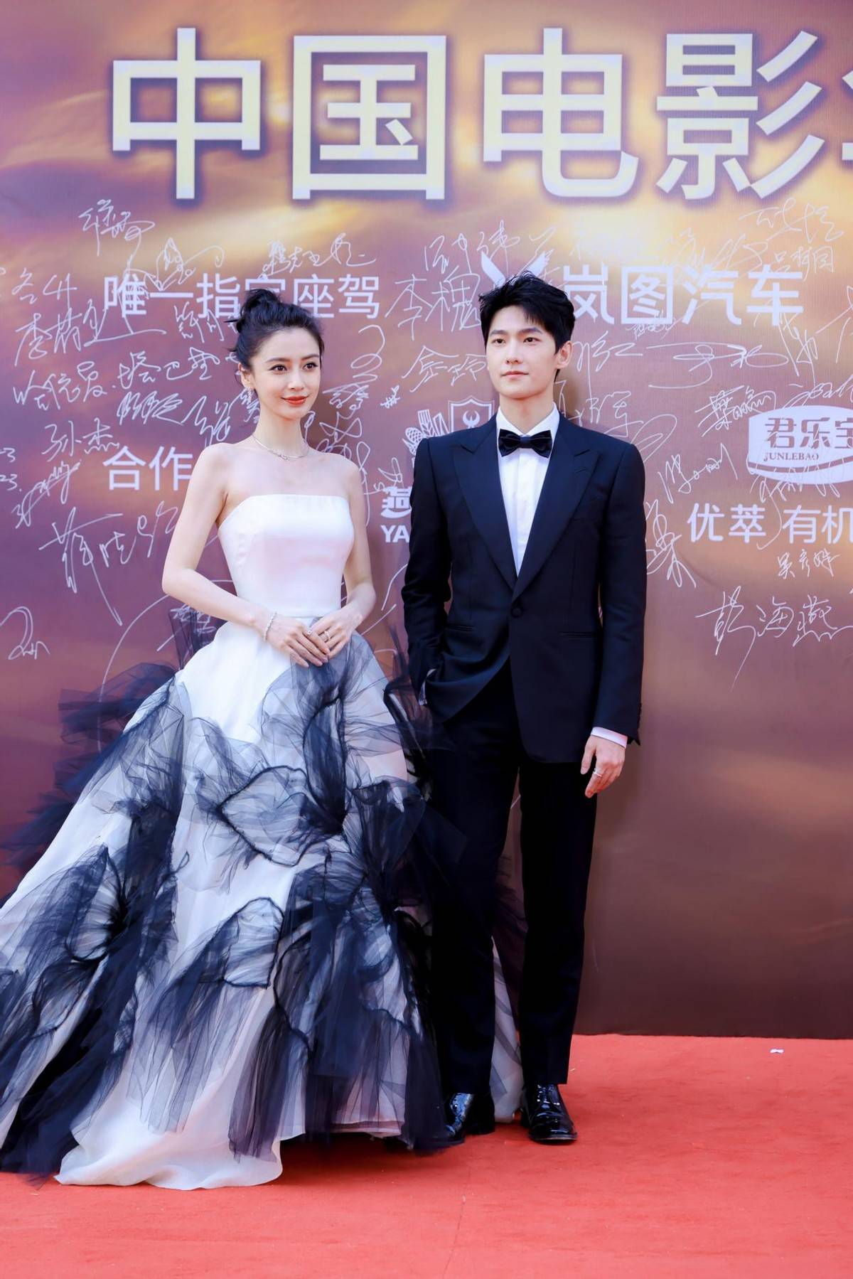 杨颖杨洋华表奖同框,一身黑白水墨纱裙,简直是仙气飘飘_裙子_造型