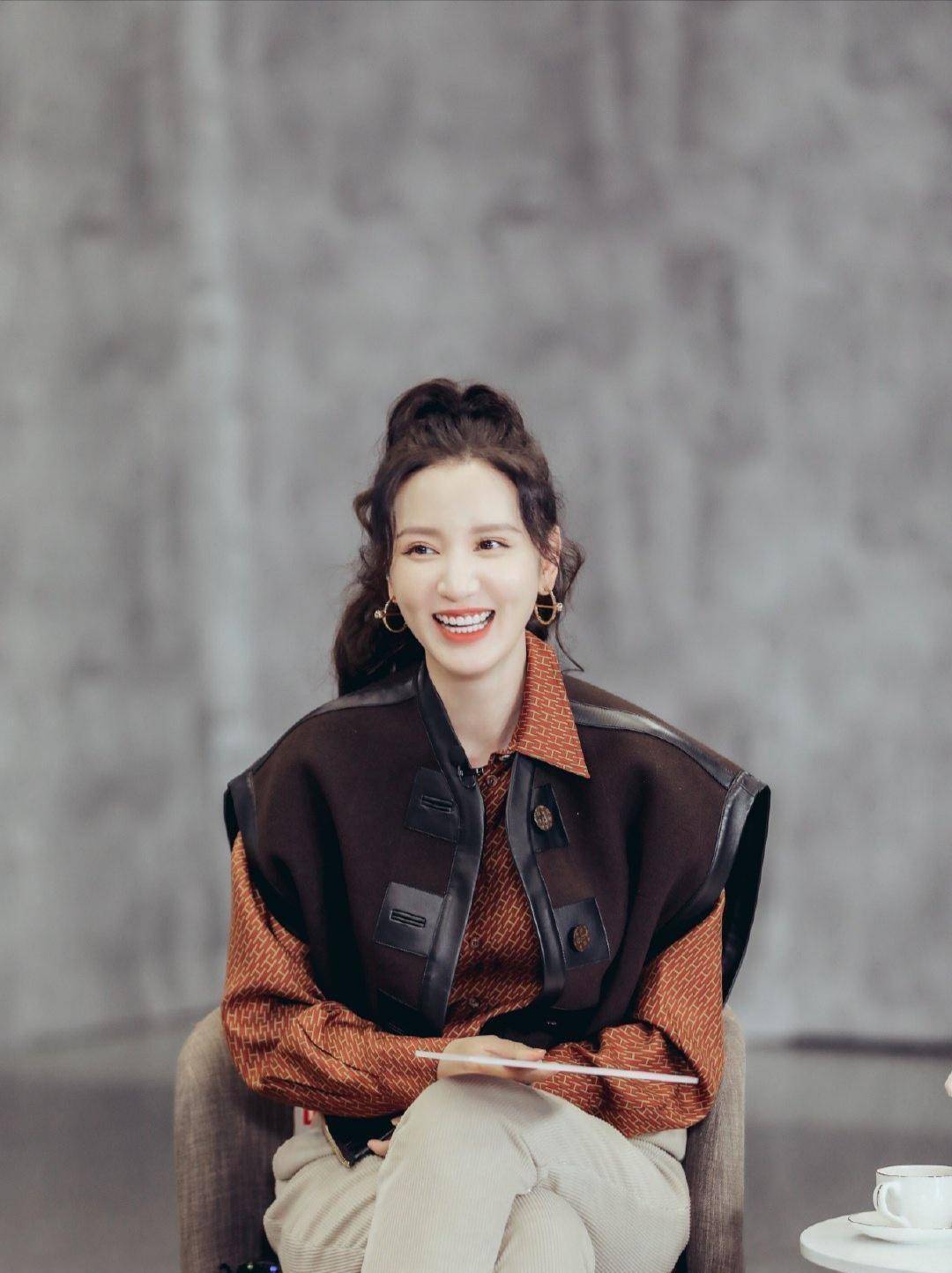 40岁张萌衣品真好,基础款衬衣配个性马甲清丽可人,时尚又减龄_经典