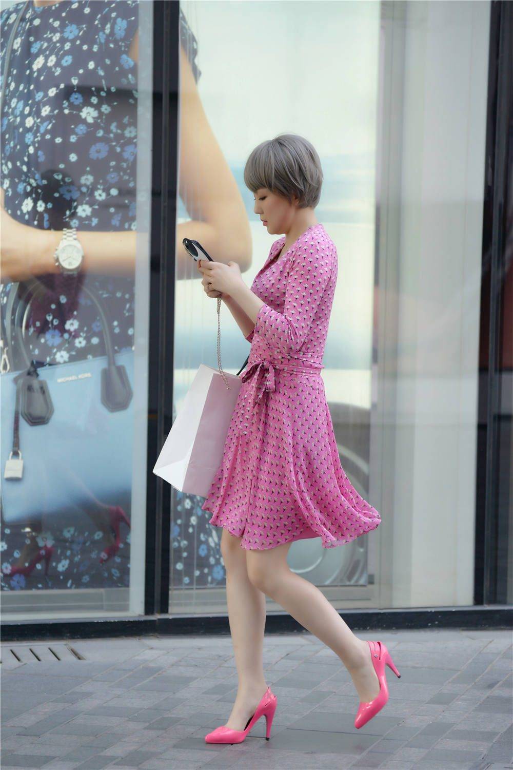 粉红色的尖头高跟鞋,搭配粉色印花连衣裙,夏季的减龄穿搭