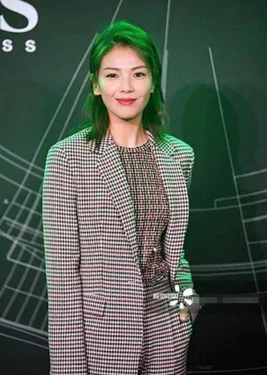 51岁翁虹晒全家照,脸超小比杨怡看着还年轻,网友:老公像姐姐_感觉