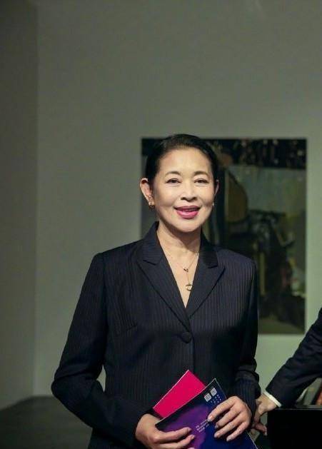 61岁倪萍晒近照,穿黑毛衣配格子裤接地气,皱纹明显但气色不错_气质