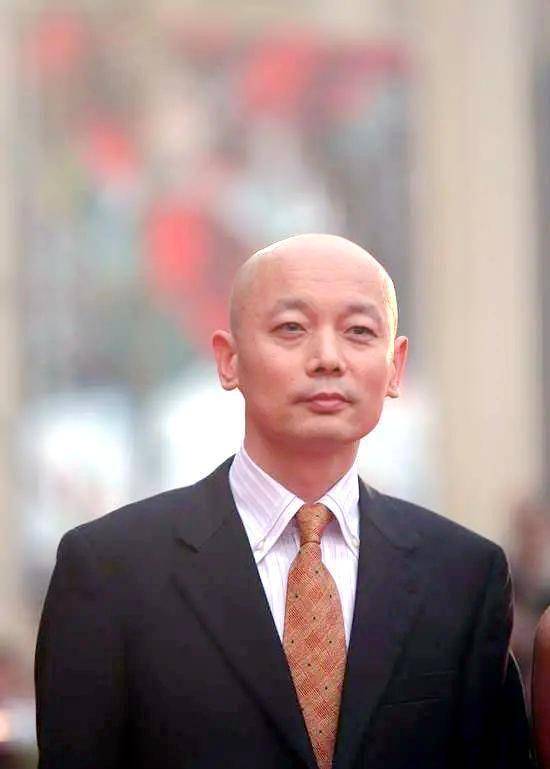 从《古董局中局》拍摄期间葛优的照片看,他与当年有头发的照片变化