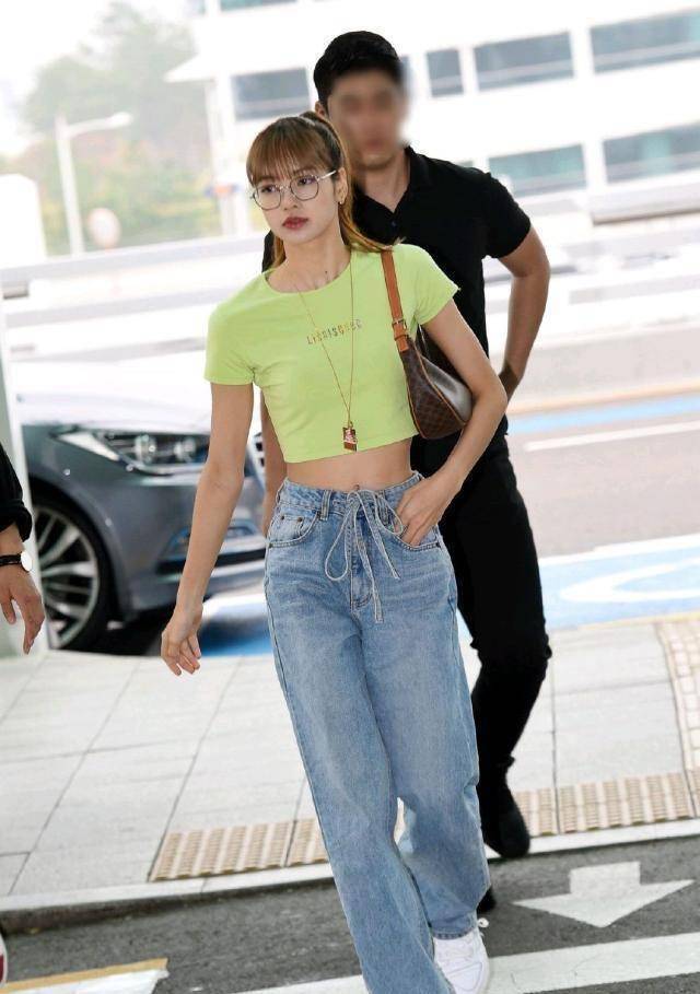 lisa为美丽不要温度,穿牛油果绿露脐装高调炫腹,印花别有深意_颜色