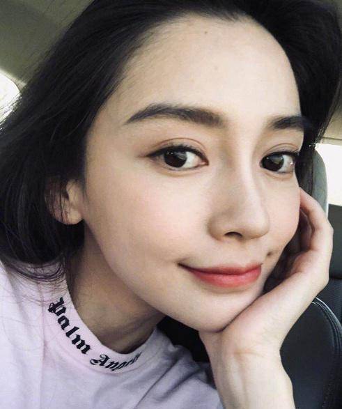 angelababy周末晒大头贴近照:眼睛成亮点,被粉丝赞眼睛好大好美_姐姐