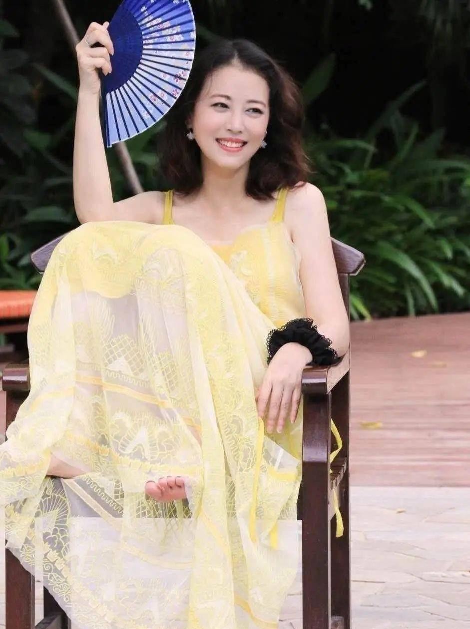 53岁前tvb花旦短发吸睛,冻龄外貌惊艳网友,被赞像永远的25岁_周海媚