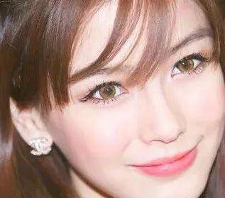 其实欧美人的眼睛是偏宽偏细的杏仁眼,而非圆圆的大眼,全包眼线则可以