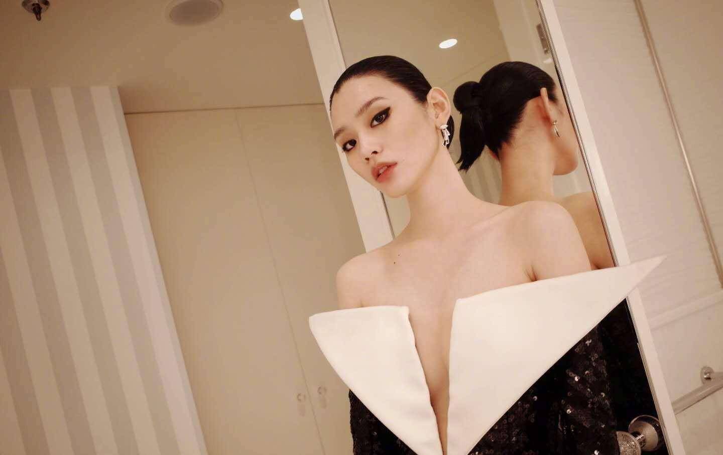 97年关晓彤镶钻礼服惊艳全场,站在89年奚梦瑶旁边,形成鲜明对比_美食