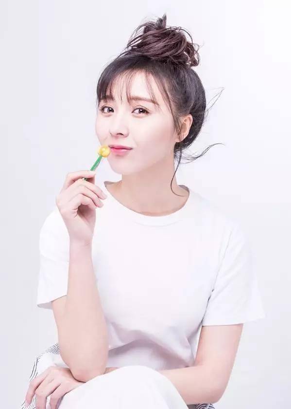 90后"虎牙小花"刘婧的另类打开方式_小白鸽_生活_角色