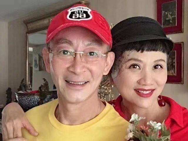 63岁六小龄童晒与妻子于虹的新照,夫妻俩结婚34年,生有一个女儿