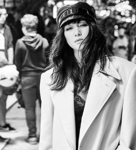 黑色的抹胸连衣裙性感大方,一款流行在几年前的齐刘海在巩俐脸上也是