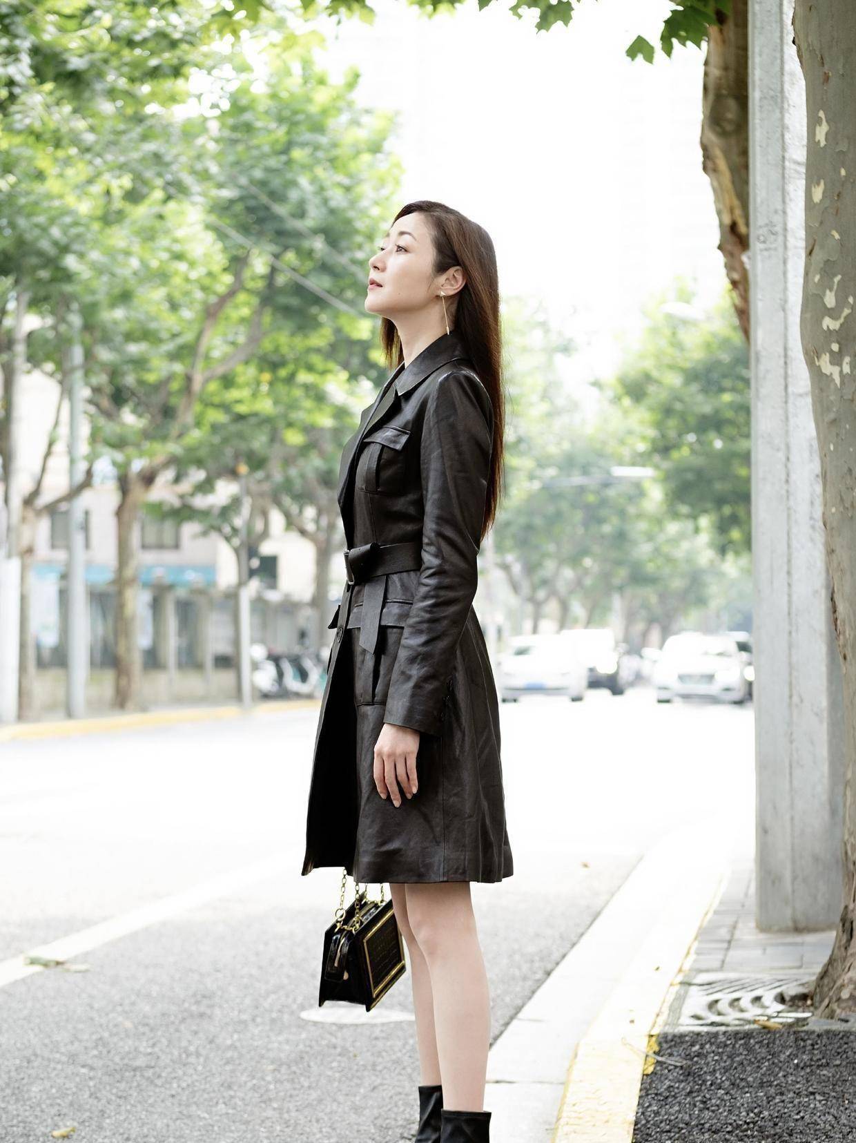 51岁万绮雯真会打扮,穿红色蕾丝连衣裙太撩人,这气质大婶很少见_线条