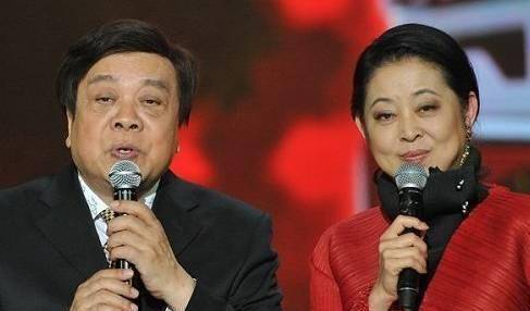 60岁倪萍一家近照,老公颜值一言难尽,残疾儿子却是学霸!