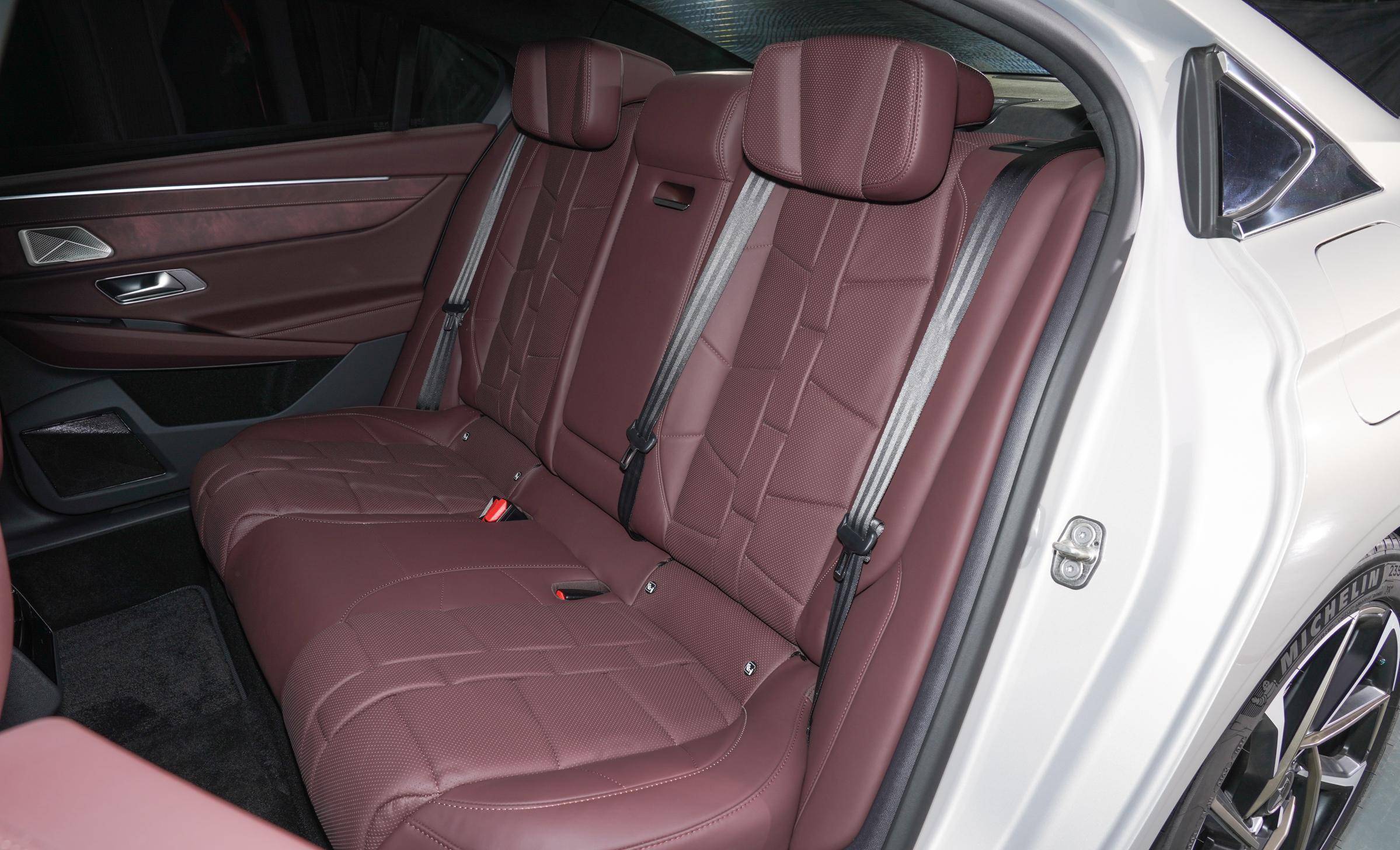 ds9的空间表现也相当不错,车身长宽高尺寸分别为4933x1855x1468mm