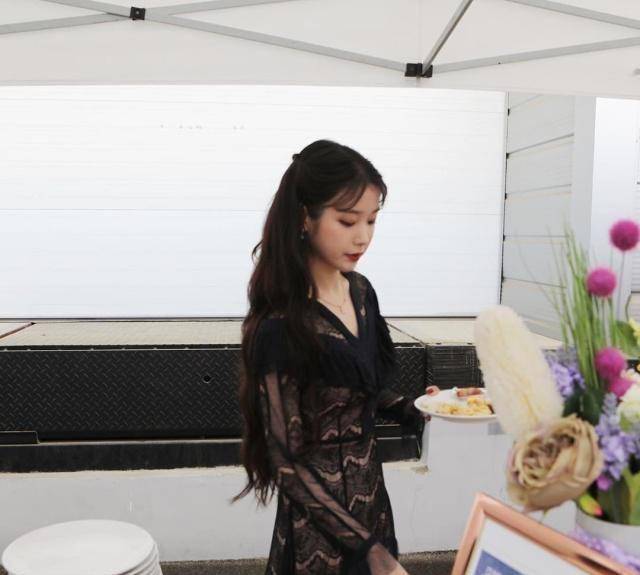 iu还和自己的应援海报合了影,两个李智恩同时出现在画面面前真的是让