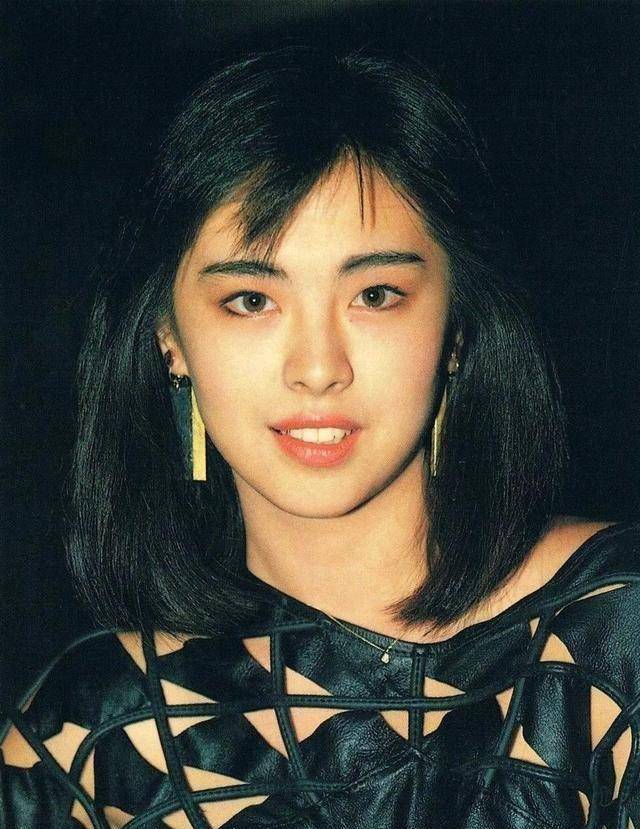 54岁王祖贤国外生活惬意,独自公园遛狗,长发飘飘气质依旧_齐秦_富豪