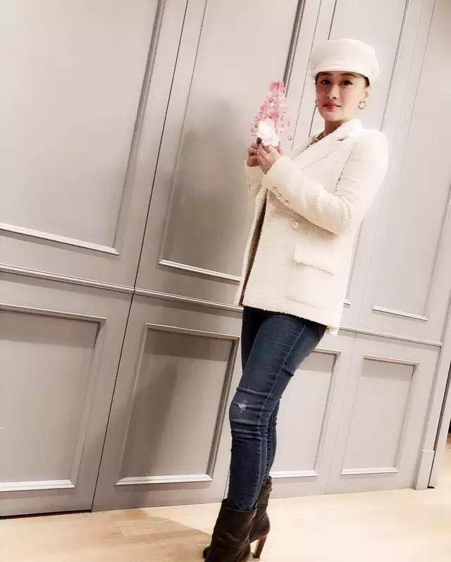 45岁的陈德容气质全开,扎发搭配印花连衣裙优雅大气,外套真吸睛_白色