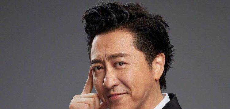 58岁庾澄庆近照曝光,现身医院神情紧张,疑因母亲生病停工尽孝_妈妈