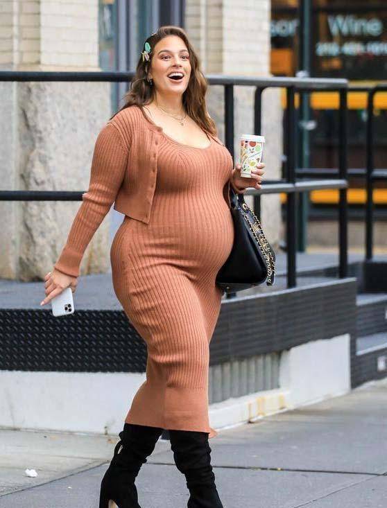 190斤超模挺孕肚携丈夫出街,穿黑色长裙踩高跟,脸部线条仍分明_阿什利