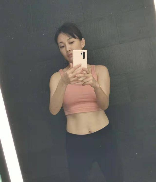 牛莉素颜健身,肤白貌美被赞吃防腐剂,一双美腿又细又长_状态_好身材