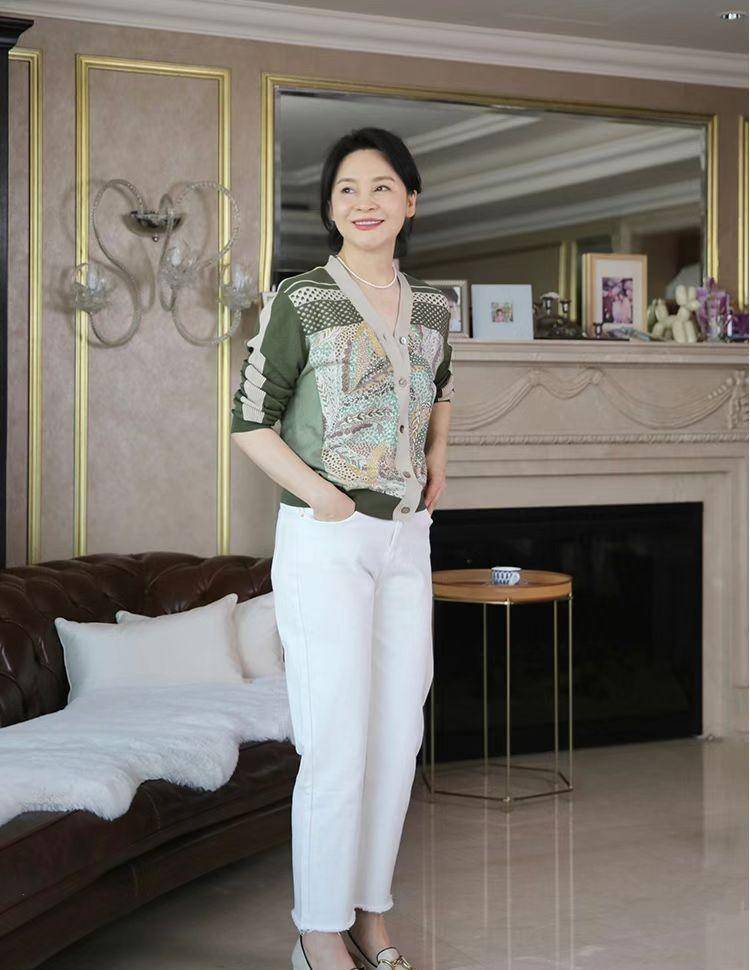 中老年女性如果想穿得简洁大方,可以选择基本款搭配踝靴,休闲又不失