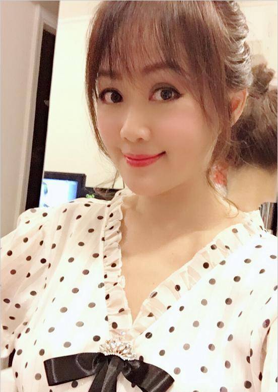 49岁梁小冰晒近照,曾扮演"祝英台"成经典,时隔多年仍这般冻龄_气质