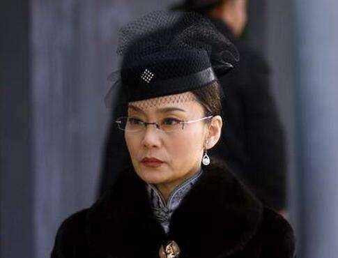 65岁潘虹真会穿!荧光绿针织衫配风衣,女强人穿搭模板_时候_气质_黑色