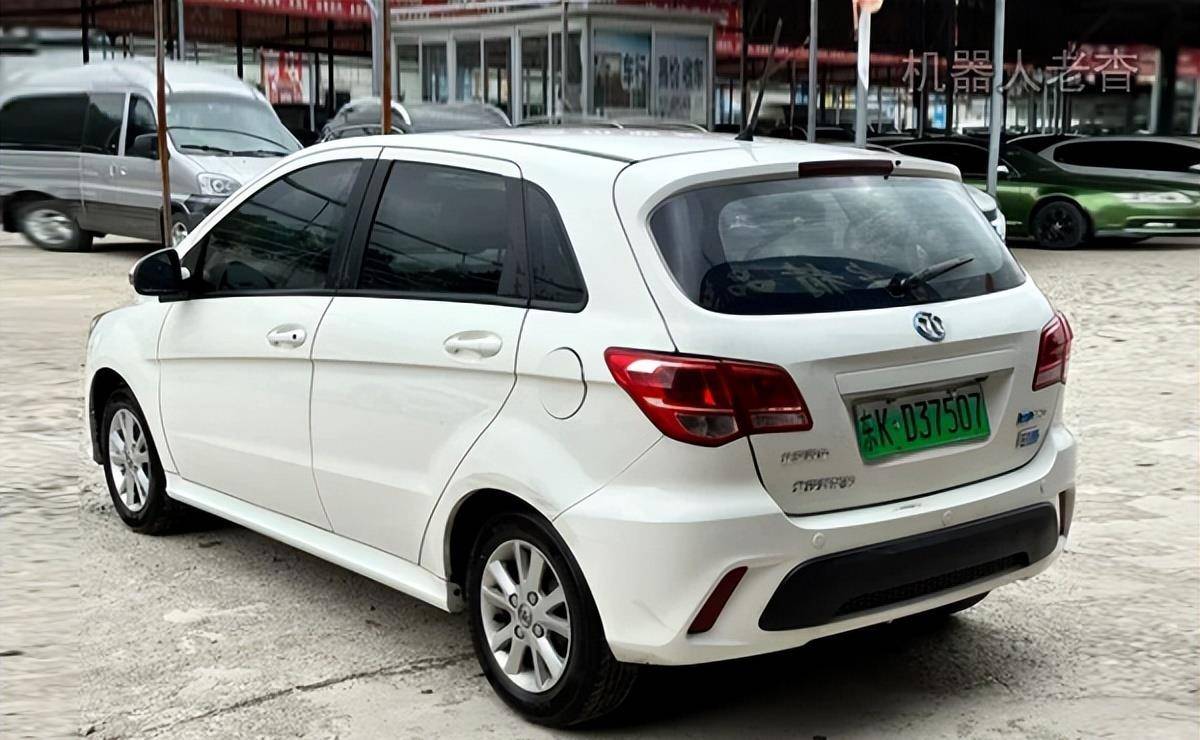 价格虚高了,看着不错的新能源轿车,纯电动北汽ev160绿牌车详情_搜狐