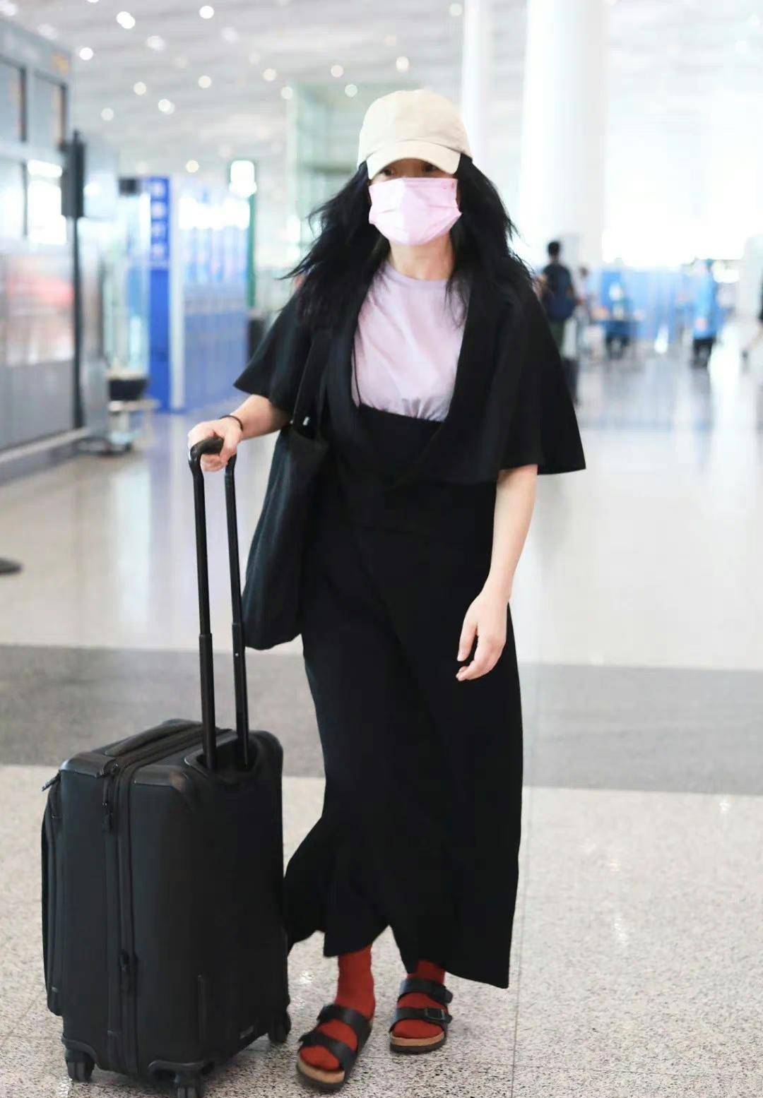 周迅更喜欢从紧身或暴露肉体的合身中放松体重激情和加长项目.