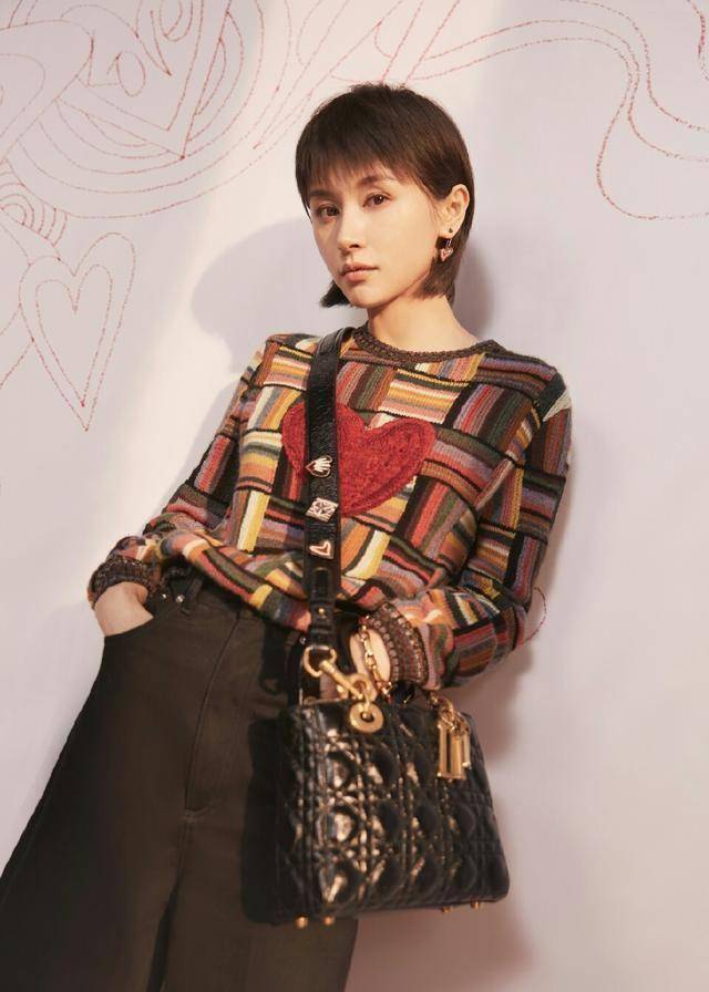 同样的是机场穿搭,王子文这次穿的就特别的有感觉,白色的衬衫搭配一条