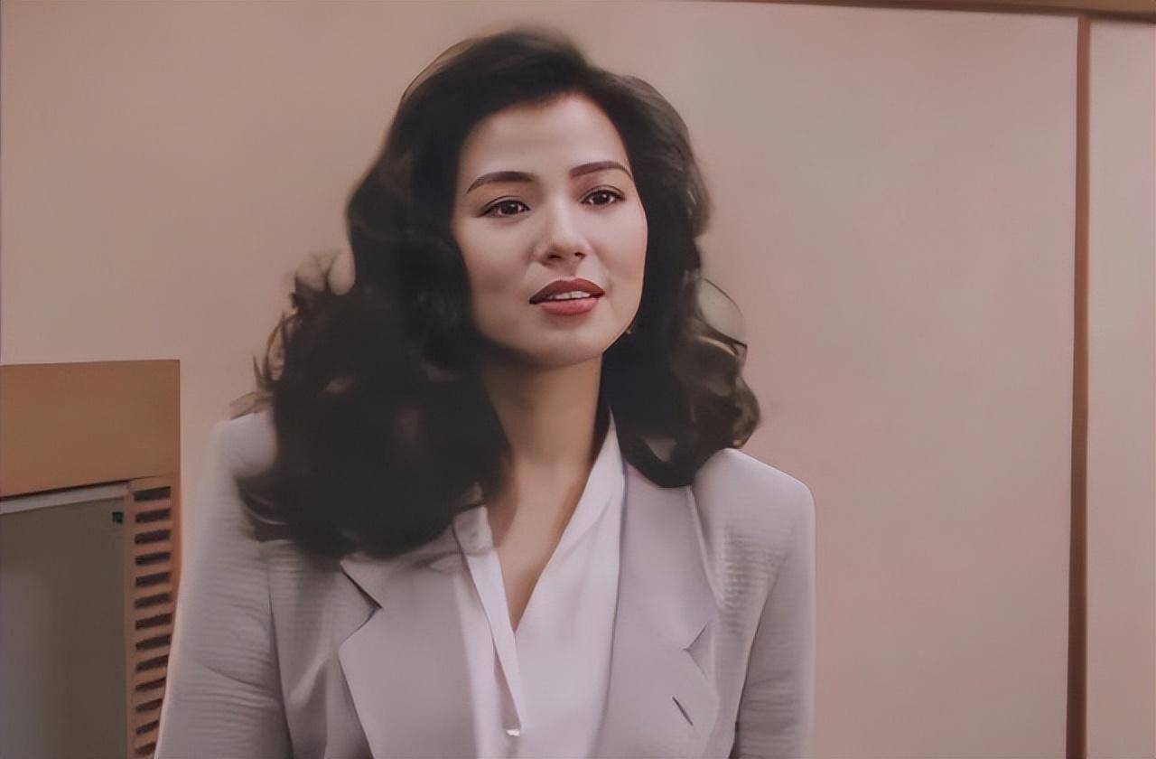 被钟楚红的状态惊艳:衣穿简,发微卷,63岁成同龄女明星最美_下颌_圆脸