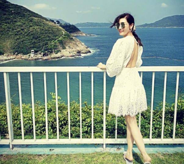 50岁李嘉欣约会照,腰上一圈肉还穿露背装,老公许晋亨笑容宠溺_都会