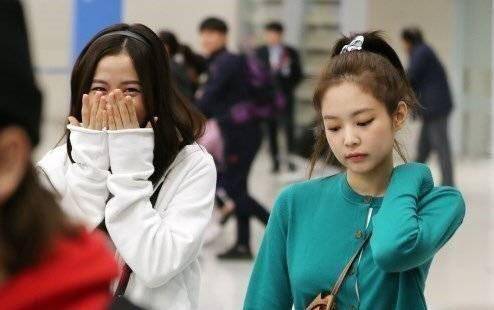 jennie闺蜜穿搭太抢眼,高马尾活力十足,孔雀蓝穿得好高级_jisoo_自然