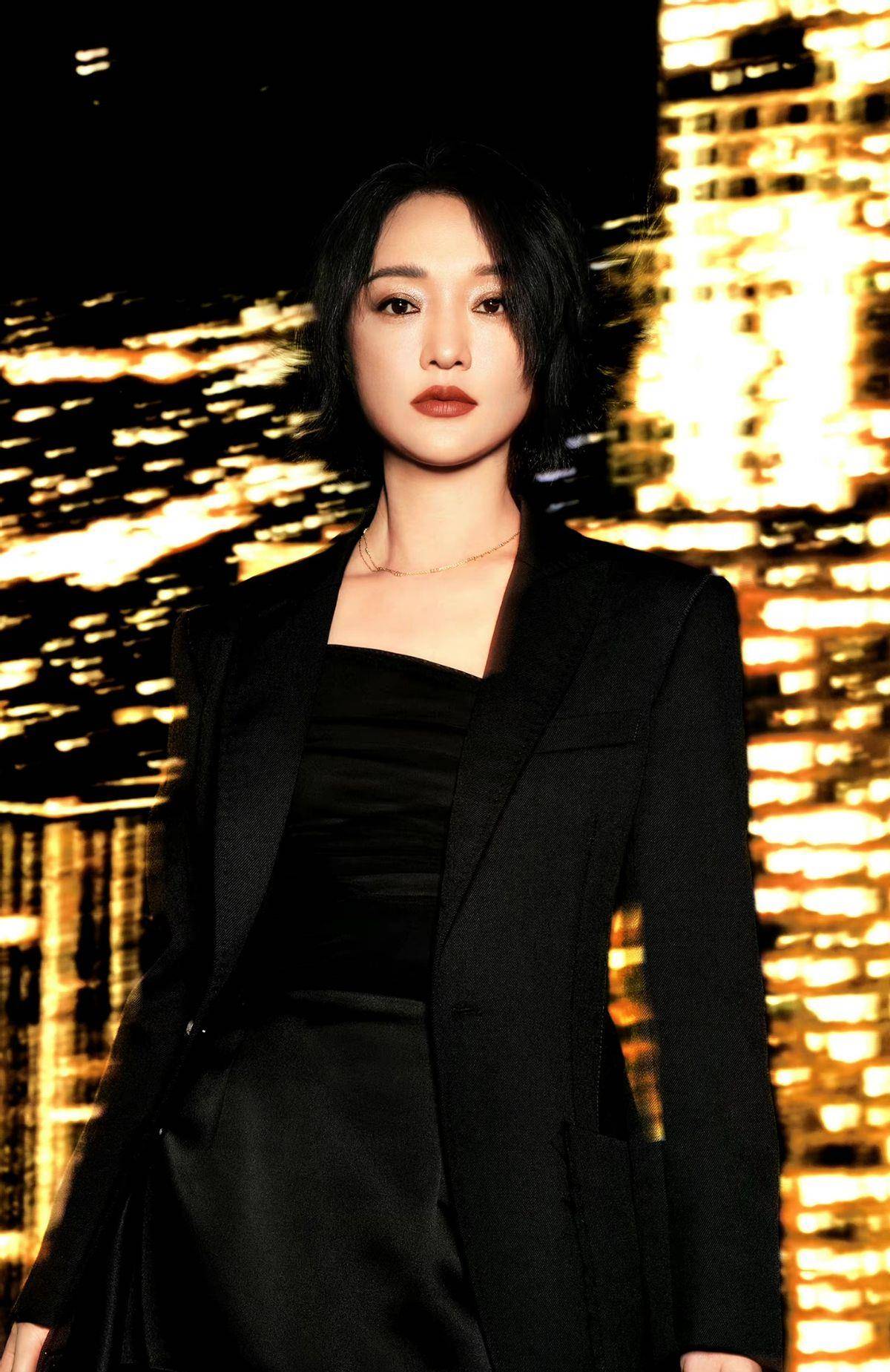 周迅最新"国产大片"惊艳!穿黑裙很美,天花板没了_黑色_效果_衣服