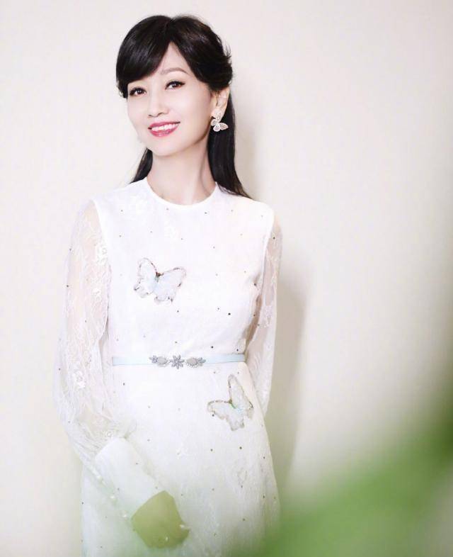 65岁赵雅芝私服穿搭,年龄也挡不住美丽!_上衣_外套_运动