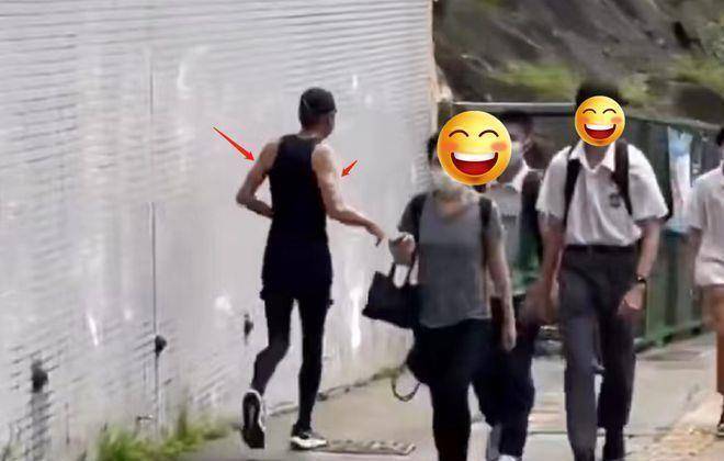 67岁周润发近况曝光,街头慢跑主动和路人打招呼,本人瘦成闪电_健身