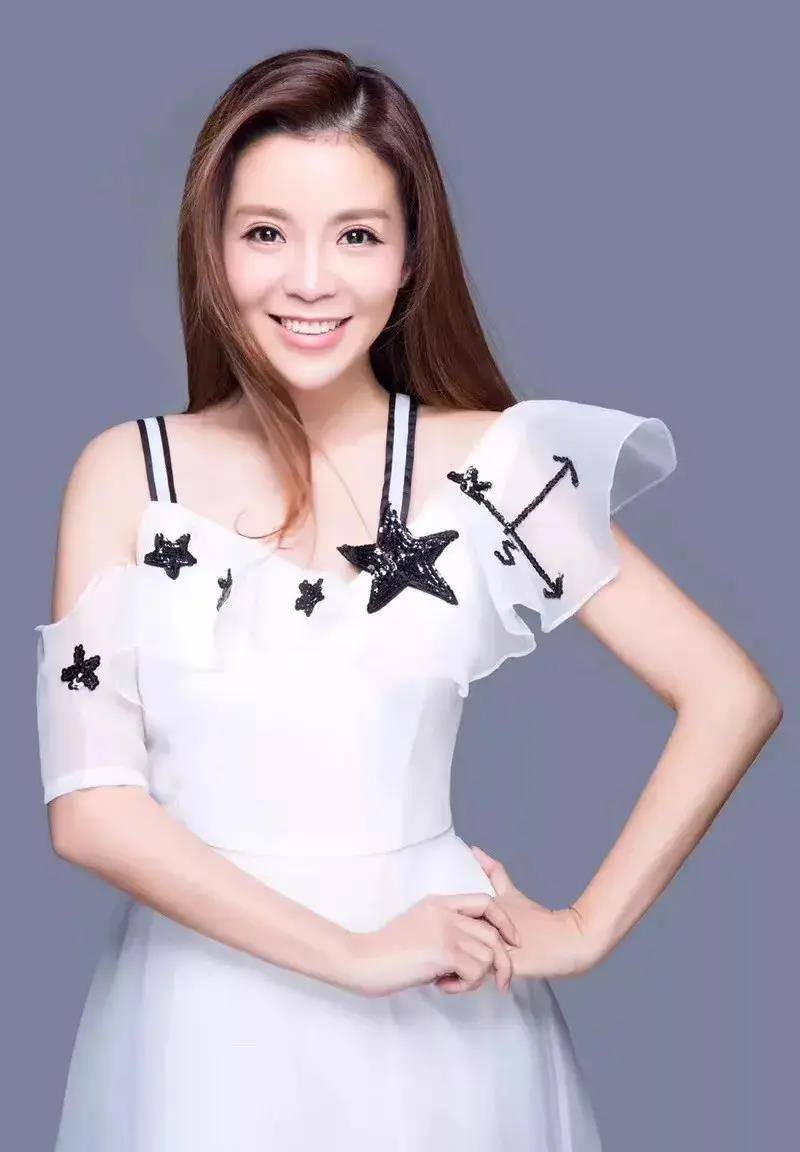 快50岁的朱迅也开始长得可爱了,她的脸很有少女感,五官也像周迅一样
