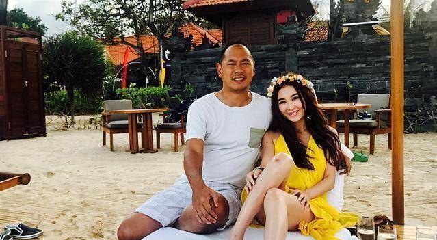 温碧霞庆结婚纪念日,跟富豪老公甜蜜同框,结婚18年恩爱如初_刘德华