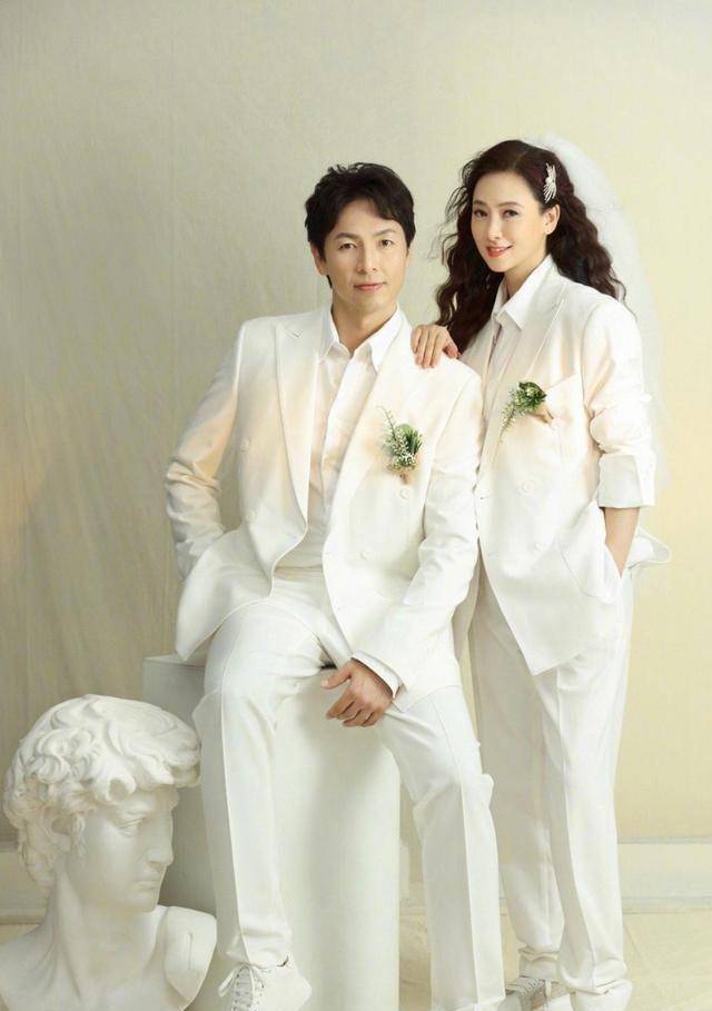 53岁翁虹晒照庆结婚15周年,与二婚老公相恋5月闪婚,女儿颜值高_丈夫