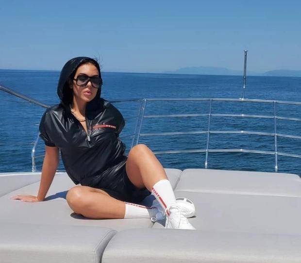 平常乔妹炫富,都会以各种名贵的包包作为背景,这次升级为豪车了.