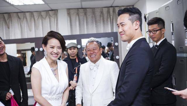 曾宝仪与男友聚餐,素颜状态下老态尽显,两人热恋15载仍未婚_林明谦