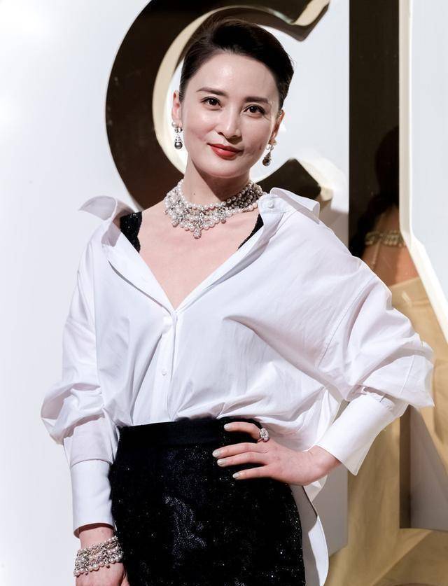 45岁蒋勤勤气质太出众,穿白色衬衫配西裤高级又贵气,好有贵妇范_女神